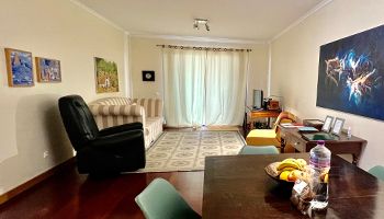 Uma sala a pensar em si